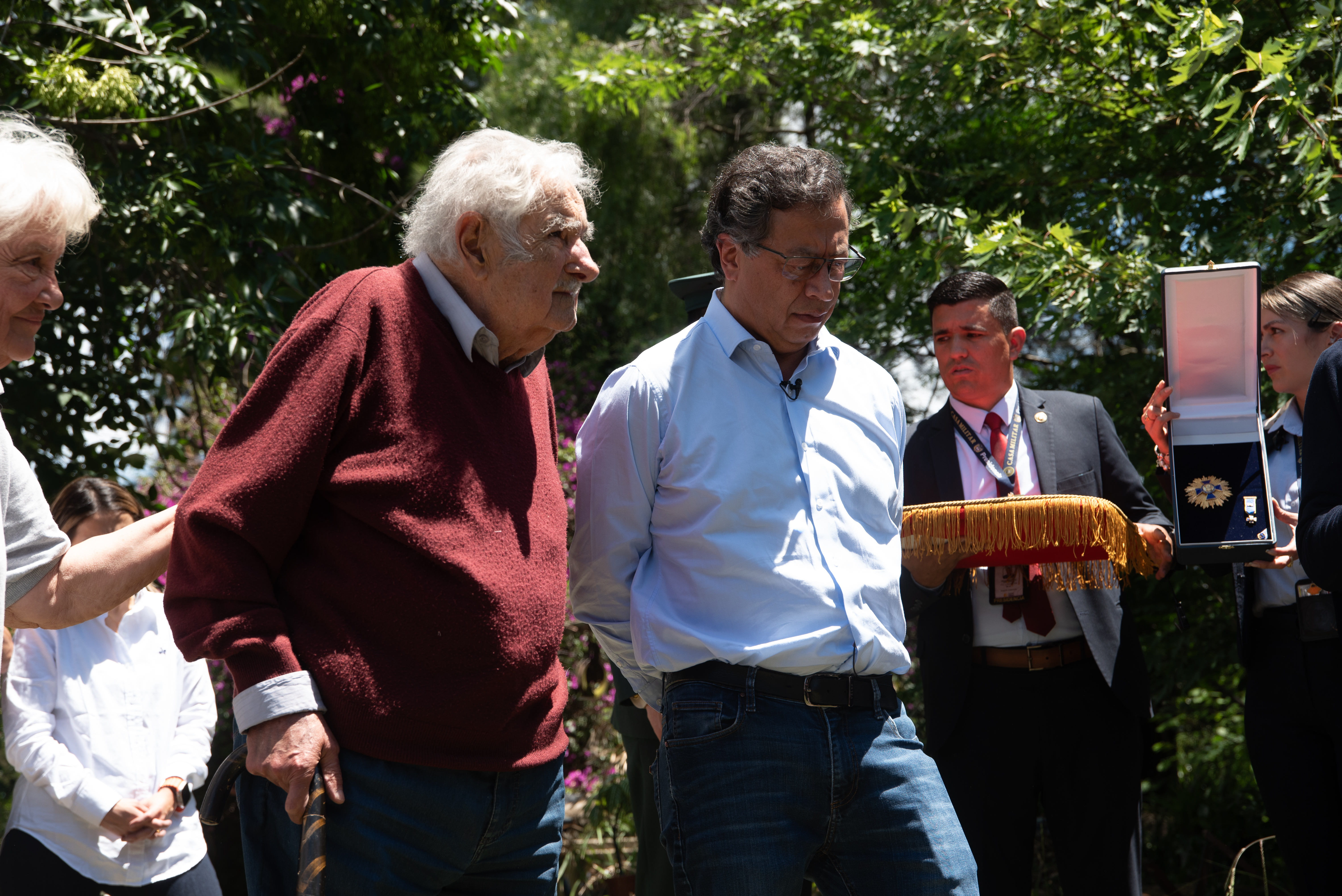 AME3488. MONTEVIDEO (URUGUAY), 05/12/2024.- El expresidente de Uruguay, José Mujica (i), recibe al presidente de Colombia, Gustavo Petro (c), este jueves, en Montevideo (Uruguay). Petro condecoró al expresidente de Uruguay José Mujica (2010-2015) con la Cruz de Boyacá, máxima distinción civil que otorga el Gobierno colombiano, en una ceremonia que se desarrolló en la vivienda del exmandatario uruguayo a las afueras de Montevideo. EFE/ Sofía Torres