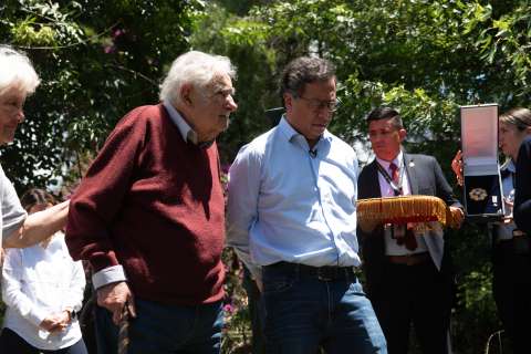 “Al menos hoy gobernamos”: Petro sobre episodio con bandera del M-19 en Uruguay