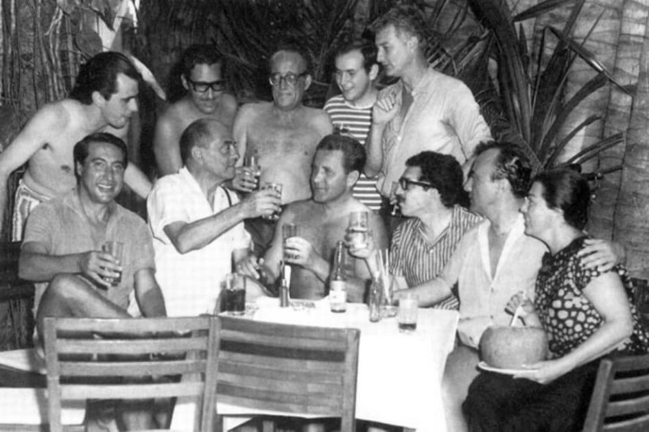 Acapulco, México, 1965: Gabriel García Márquez (con gafas, sentado) con sus amigos de cine. Luis Buñuel está a su derecha. / Archivo El Espectador