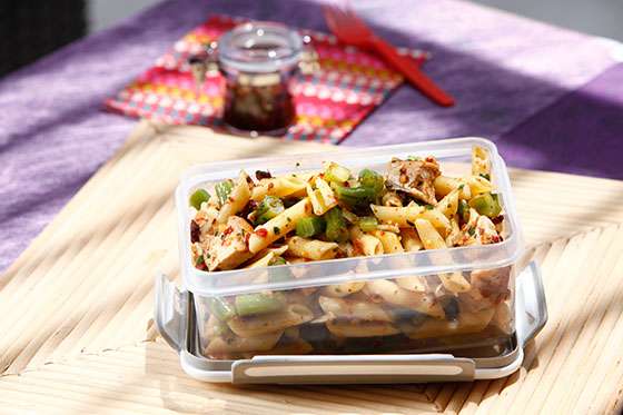 Ensalada de pasta con pollo y pesto de tomates secos 