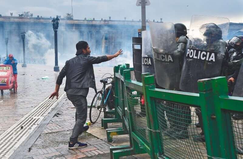 El viernes el cacerolazo estaba citado para las 4:00 de la tarde en la Plaza de Bolívar y pocos minutos después de empezar se desató el enfrentamiento entre manifestantes y Fuerza Pública. / Óscar Pérez