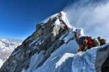 Más de 200 montañistas causan un atasco en la cima del Everst