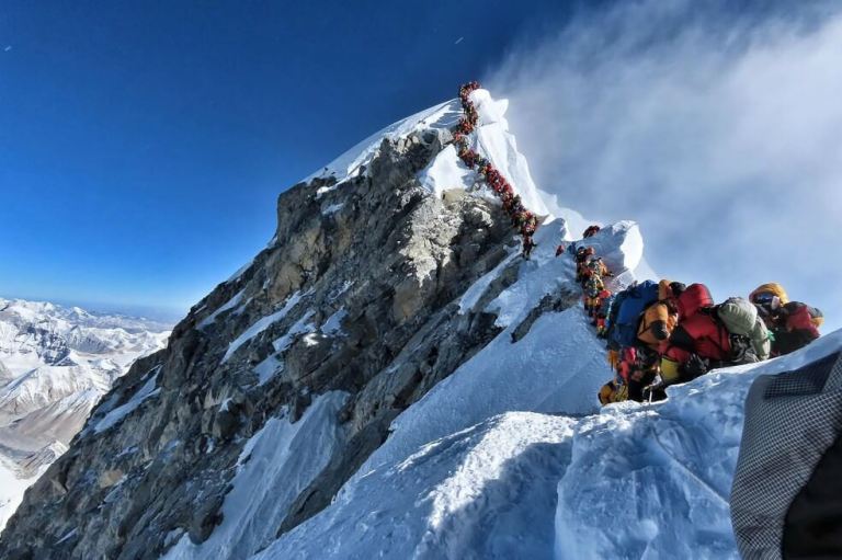 Más de 200 montañistas causan un atasco en la cima del Everst