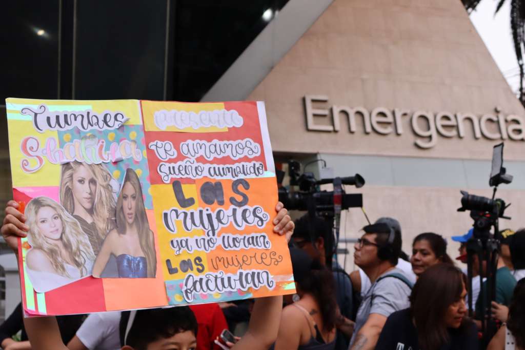 AME775. LIMA (PERÚ), 16/02/2025.- Fanáticos de la cantante colombiana Shakira esperan a las afueras de la clínica Delgado este domingo, en Lima (Perú). La cantante colombiana Shakira anunció que ha sido hospitalizada en Lima tras sufrir de un dolor abdominal, por lo que ha suspendido el primer concierto que iba a presentar este domingo en el Estadio Nacional de la capital peruana. EFE/ Gonzalo Domínguez