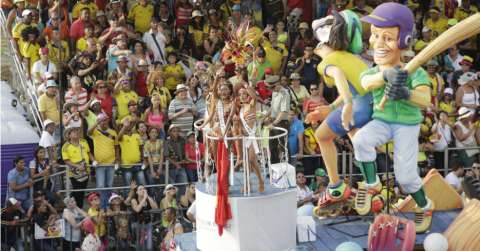 Las candidatas se gozaron el desfile de carrozas