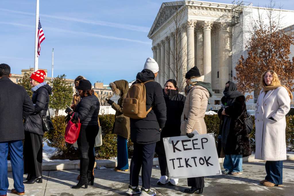 Washington (United States), 10/01/2025.- People wait in line to view oral arguments in TikTok vs. Merrick Garland at the Supreme Court in Washington, DC, USA, 10 January 2025. TikTok's legal team argues that the Biden administration's law banning the app is unconstitutional, as it infringes the free speech of the millions of Americans who use it. EFE/EPA/SHAWN THEW