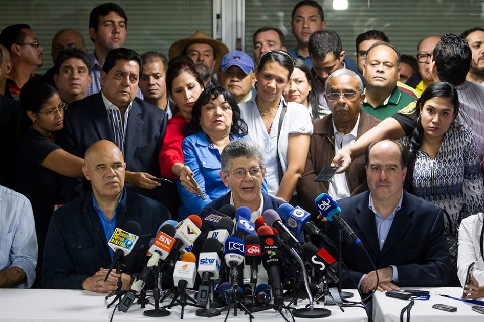 Los diputados opositores venezolanos elegidos el 6 de diciembre pasado que conforman la mayoría calificada del nuevo Parlamento escogieron al legislador del partido Acción Democrática (AD) Henry Ramos Allup como presidente de la Asamblea Nacional, que se instalará el próximo martes. / Efe