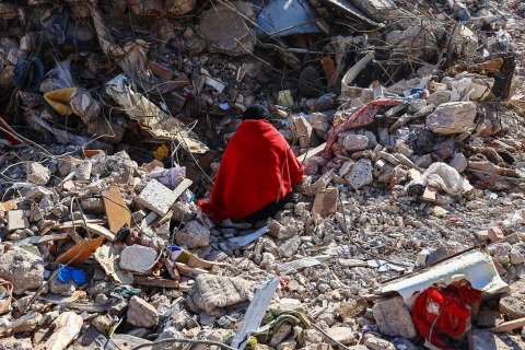 Mujer fue rescatada en Turquía tras pasar más de 200 horas bajo los escombros