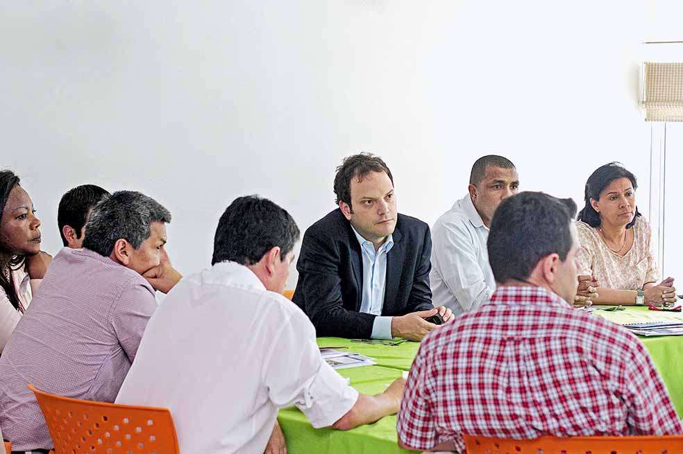 Andrés Santamaría (centro), presidente de Fenalper, en reunión con algunos personeros del Cauca. / Archivo - El Espectador
