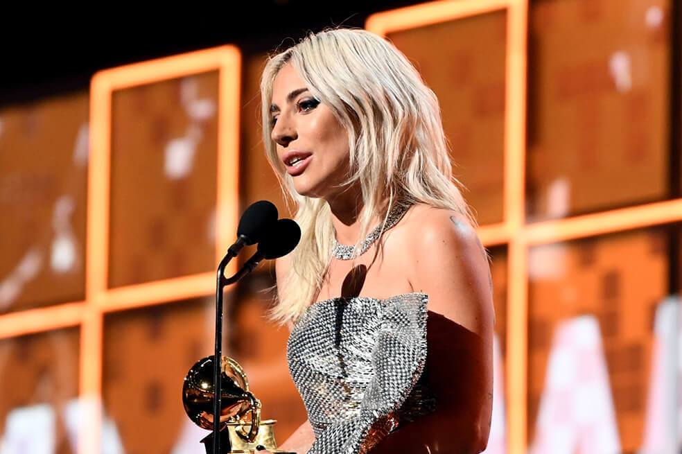 “Si ves a alguien que está sufriendo, no apartes la mirada": Lady Gaga en los Grammy
