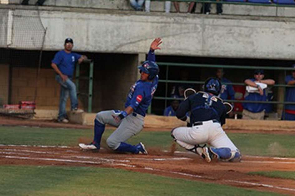 Caimanes de Barranquilla, a medio juego de la punta del béisbol colombiano.
