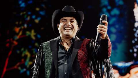 Julión Álvarez: 23 años de carrera, un debut pendiente en Colombia y dudas sobre su música