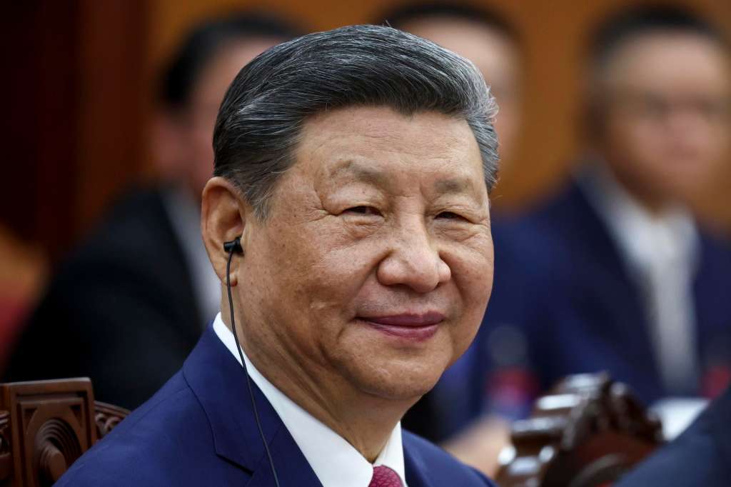 Hanoi (VIETNAM), 14/04/2025.- Chinese President Xi Jinping looks on during his visit in Hanoi, Vietnam, 14 April 2025. The Chinese president is on a state visit to Vietnam from 14 to 15 April 2025. EFE/EPA/Athit Perawongmetha / POOL
