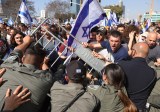 Israel responde con gases y bombas aturdidoras a manifestantes antirreformas