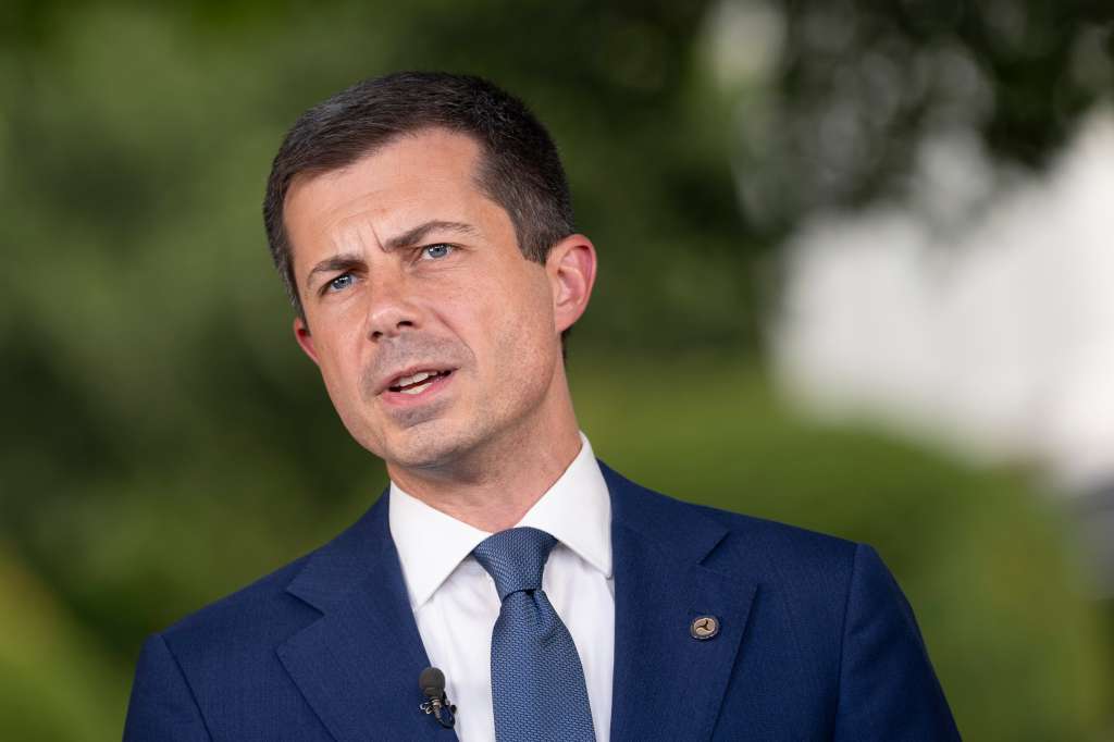 Washington (United States), 23/07/2024.- United States Secretary of Transportation Pete Buttigieg speaks during a television interview at the White House in Washington, DC, USA, 23 July 2024. (Estados Unidos) EFE/EPA/CHRIS KLEPONIS / POOL