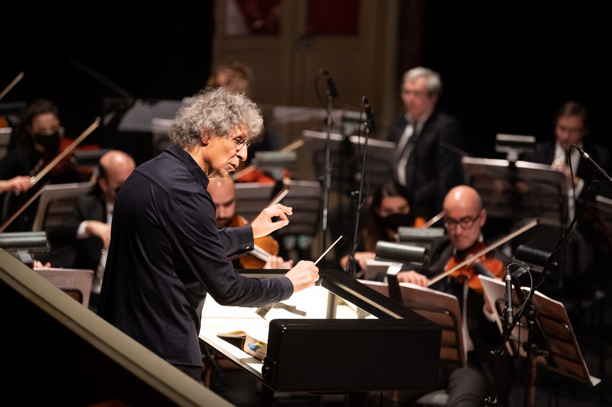 Originario de Italia, Sisillo ha desarrollado una amplia carrera tanto en la dirección orquestal como en la gestión cultural, consolidándose como una figura influyente en el ámbito musical.