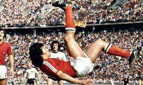 Elías Figueroa con la camiseta de Chile y la cinta de capitán en la Copa del Mundo de 1974, jugada en la entonces Alemania Federal. / Cortesía