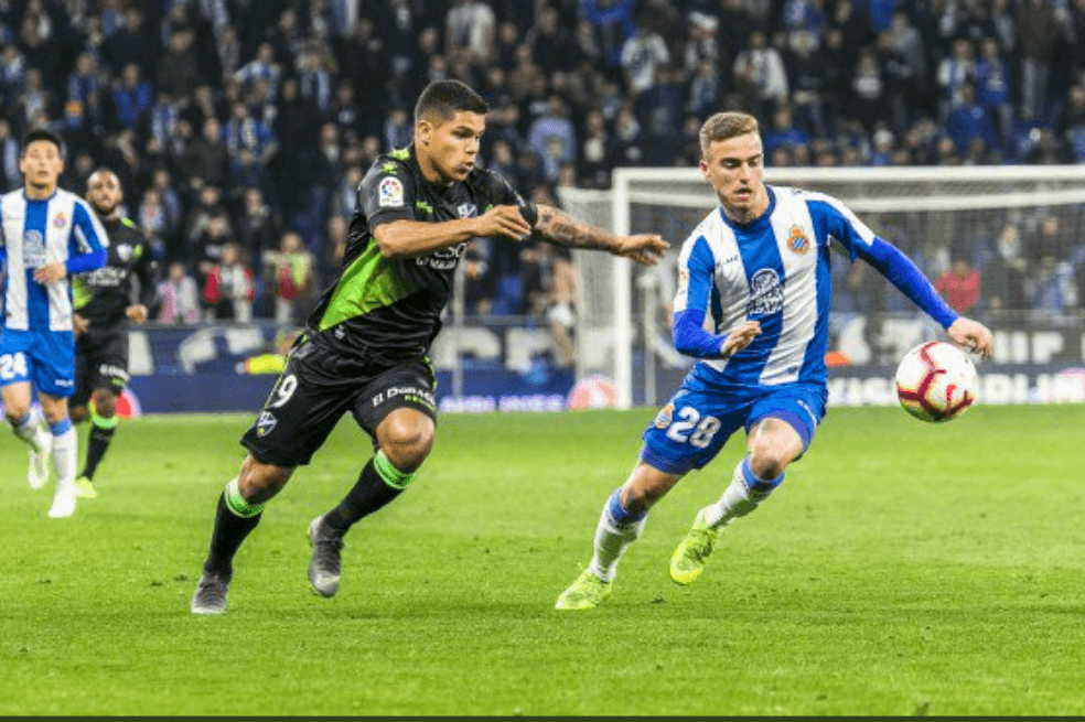 Hernández (dere.) llegó a España en 2017 procedente del América de Cali. / Huesca