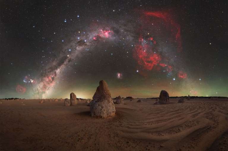 Leonel Padrón tomó esta foto en el Desierto de Pinnacles, Nambung, Australia Occidental. La llamó “Perdido en las ondulaciones del espacio y el tiempo”.