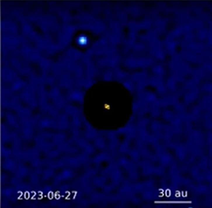 Imágenes tomadas a intervalos regulares de un exoplaneta recién descubierto mientras realiza su lento recorrido alrededor de dos estrellas. Para obtener la imagen del planeta, los astrónomos tuvieron que eliminar el resplandor de las estrellas. Dos iconos en forma de estrella marcan la ubicación de las estrellas en relación con su planeta.