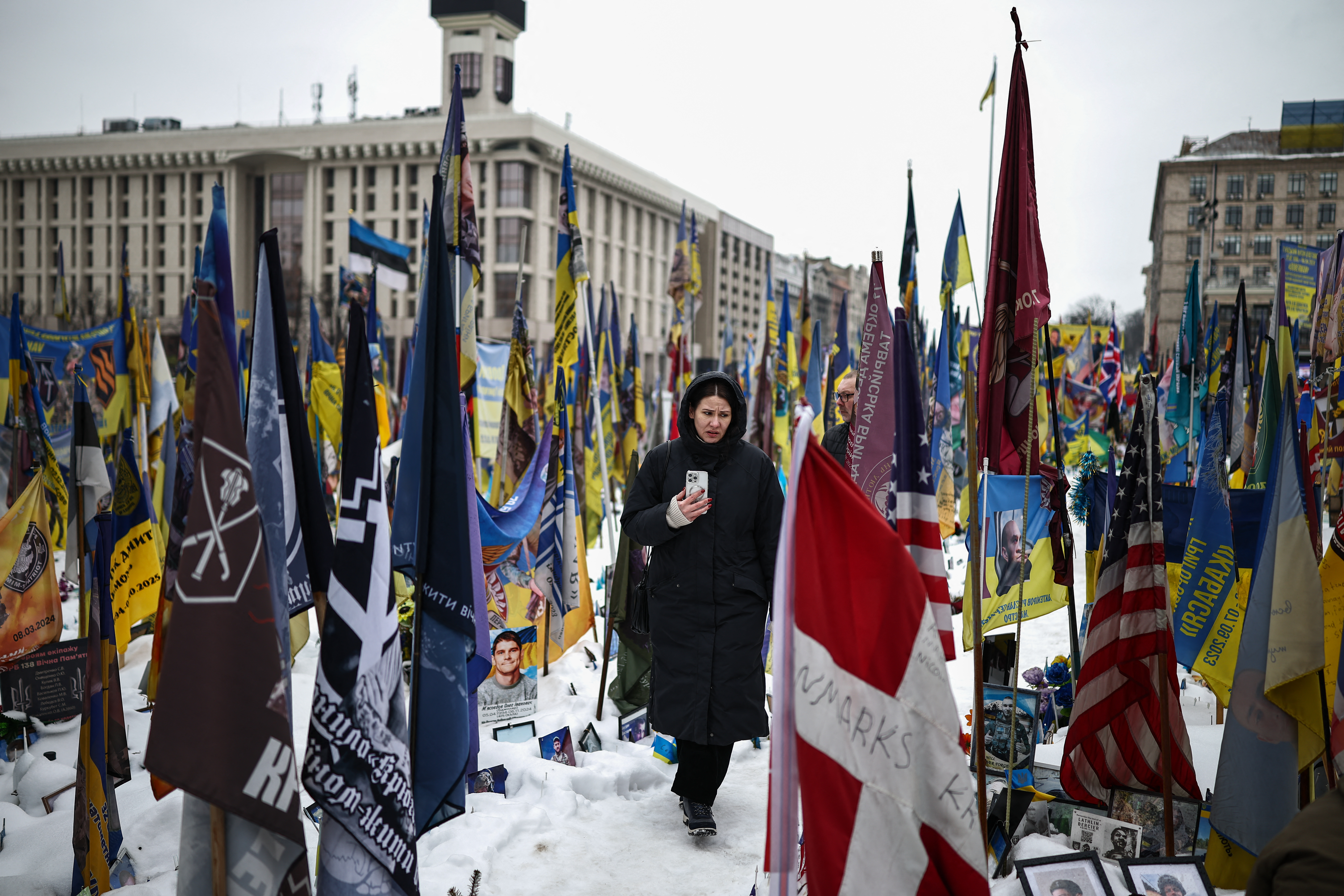 Una persona camina por un monumento improvisado a los soldados ucranianos y extranjeros caídos en la Plaza de la Independencia de Kiev el 23 de febrero de 2026, coincidiendo con el cuarto aniversario del conflicto con Rusia.