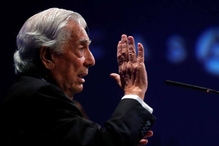 El escritor Mario Vargas Llosa recibe el alta hospitalaria tras superar covid