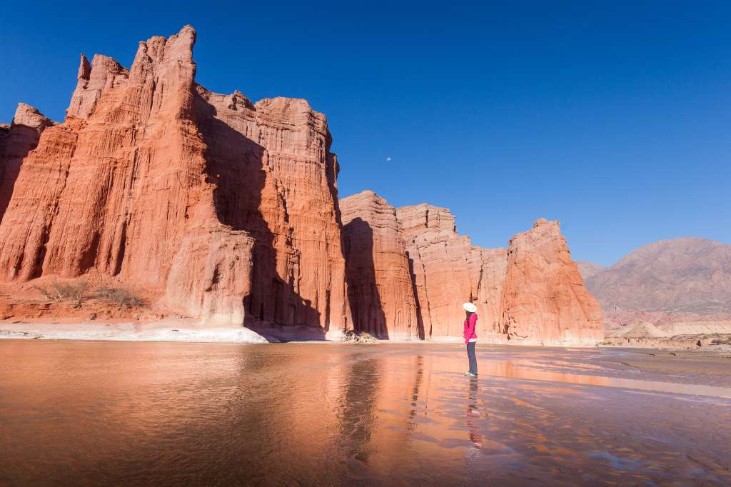 Con sus escarpados acantilados y formaciones de roca roja, la Quebrada de las Conchas es una de las maravillas naturales de Argentina.