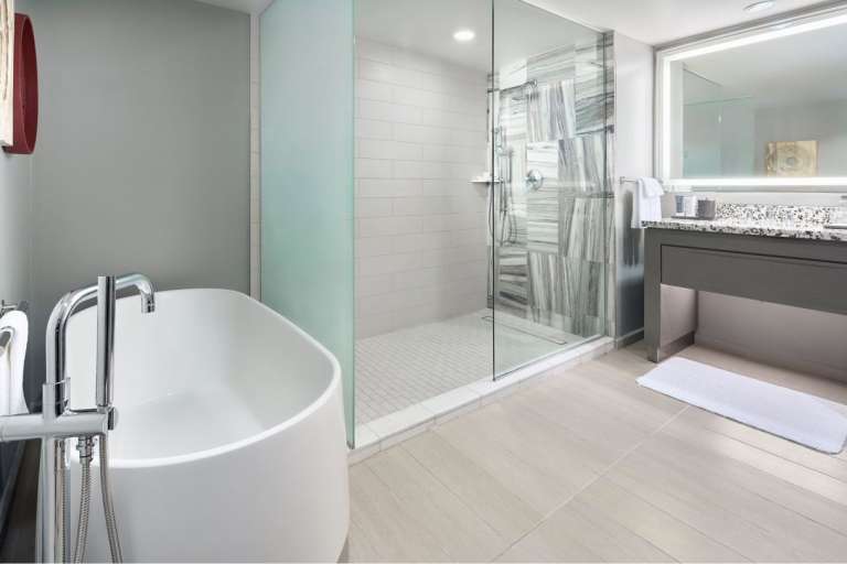 Las habitaciones del hotel están recientemente renovadas.