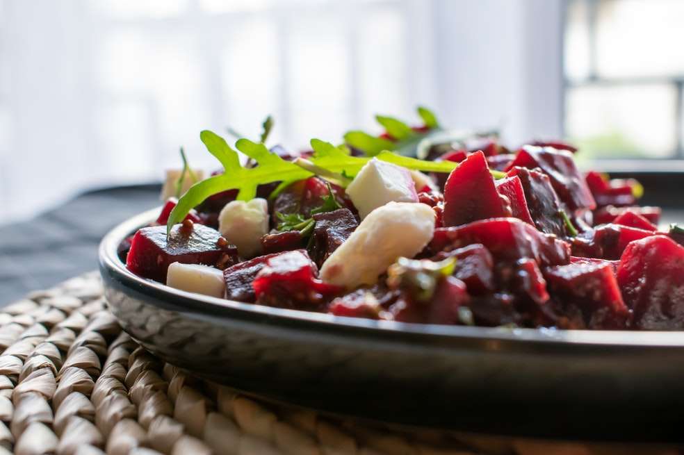 Sigue esta receta y disfruta de una deliciosa ensalada de remolacha.