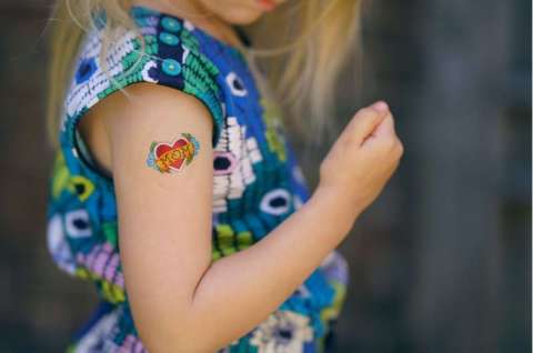 Los tatuajes temporales que usan los niños podrían causar efectos en su piel