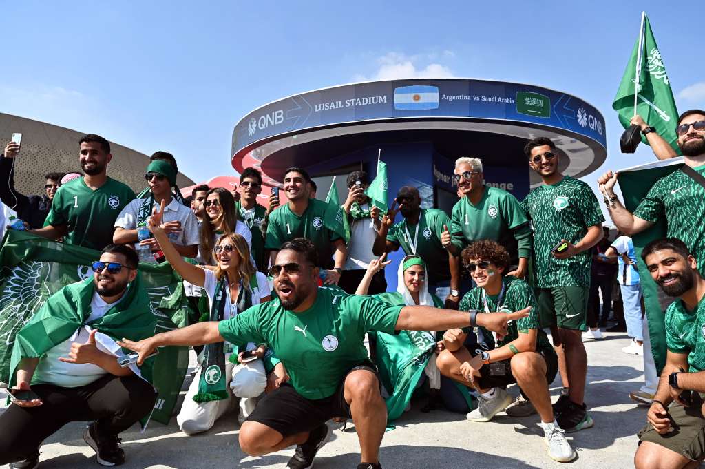 Lusail (Qatar), 21/11/2022.- Fans of Saudi Arabia cheer as they arrive for the FIFA World Cup 2022 group C soccer match between Argentina and Saudi Arabia at Lusail Stadium in Lusail, Qatar, 22 November 2022. (Mundial de Fútbol, Arabia Saudita, Estados Unidos, Catar) EFE/EPA/Noushad Thekkayil