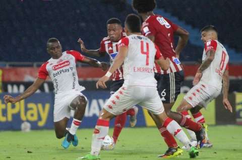 Santa Fe logró un triunfo crucial en Barranquilla y le metió presión a Millonarios