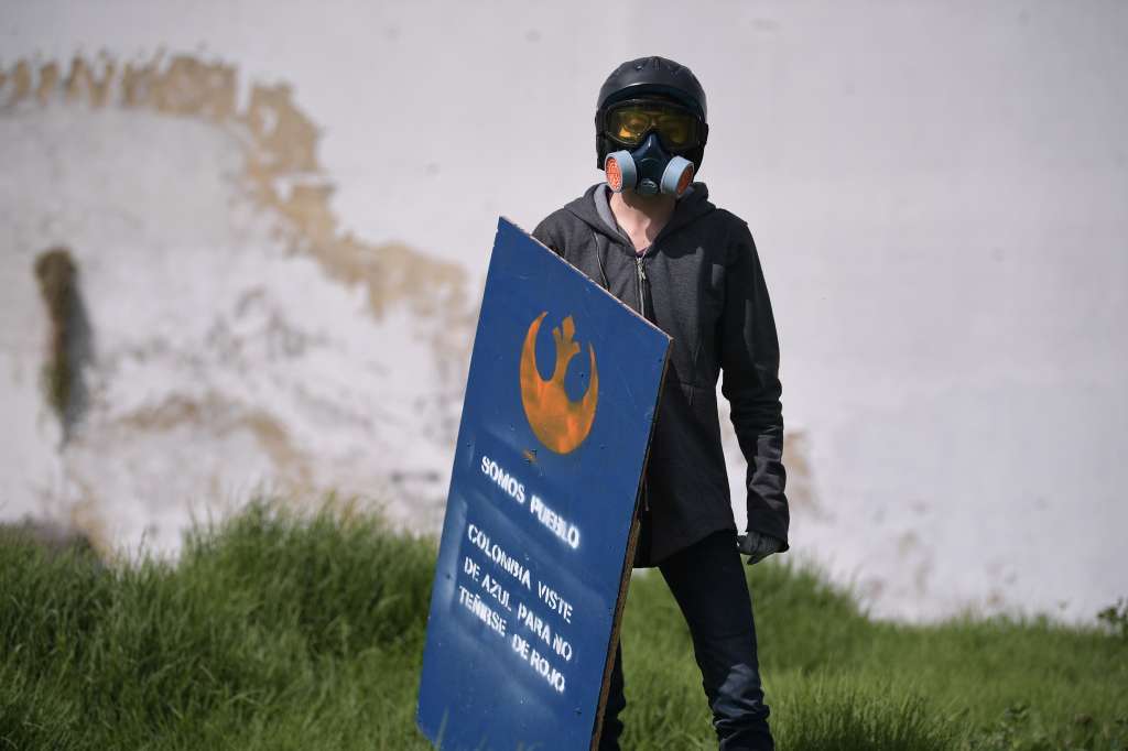 Grupo de jóvenes de la Universidad Nacional que, con escudos, máscaras antigases, gafas y pañuelos,  encabezan las movilizaciones y la defienden de enfrentamientos con el ESMAD.