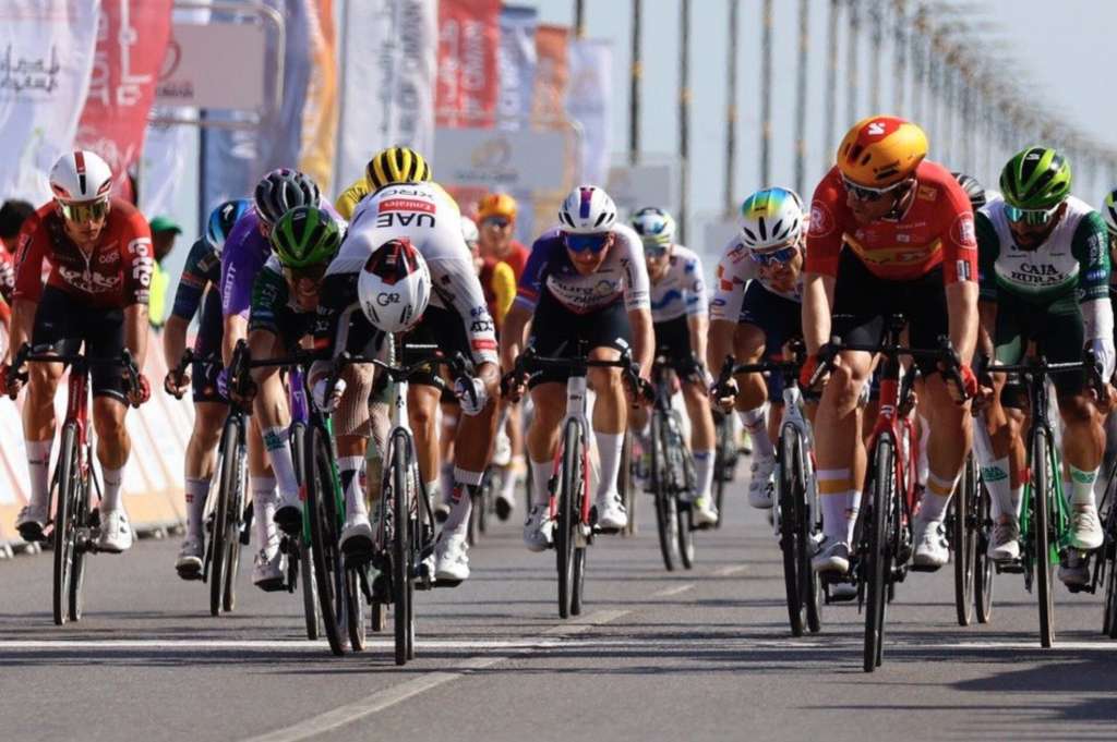 Juan Sebastián Molano (verde), en el esprint de la cuarta etapa.