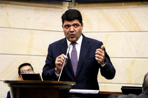 Hospitalizan de urgencia al presidente del Senado, Juan Diego Gómez