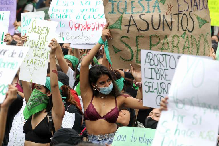 En medio de un recrudecimiento de la violencia contra las mujeres y de repetidas desapariciones, feminicidios y violaciones, la mayoría impunes, algunos grupos feministas han endurecido sus acciones de protesta. Cifras oficiales muestran que la ola feminicida en México arroja 10 asesinatos de mujeres por día, muchos de los cuales permanecen impunes, según información de AFP.