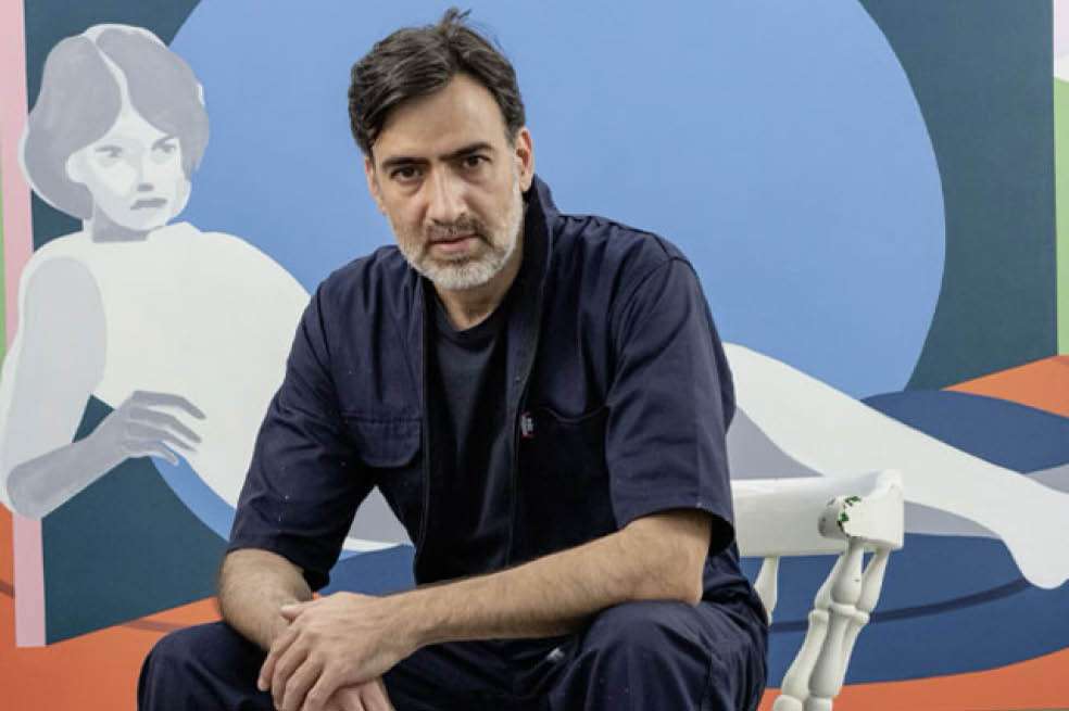 Aníbal Vallejo (1975) frente a una de sus obras pictóricas.