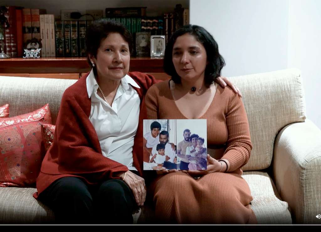 Amelia Mantilla, a la derecha, junto a su hija, Alexandra Sandoval. En 2016, la Fiscalía les confirmó que en la tumba que llevaba el nombre de Emiro Sandoval, esposa de la primera y padre de la segunda, no estaban los restos de su ser querido. Lo buscaron durante tres años hasta que apareció en la fosa común del Cementerio del Sur.