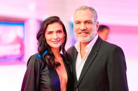 Ana María Orozco y Salvador del Solar exponen su amor. Hubo romántico beso
