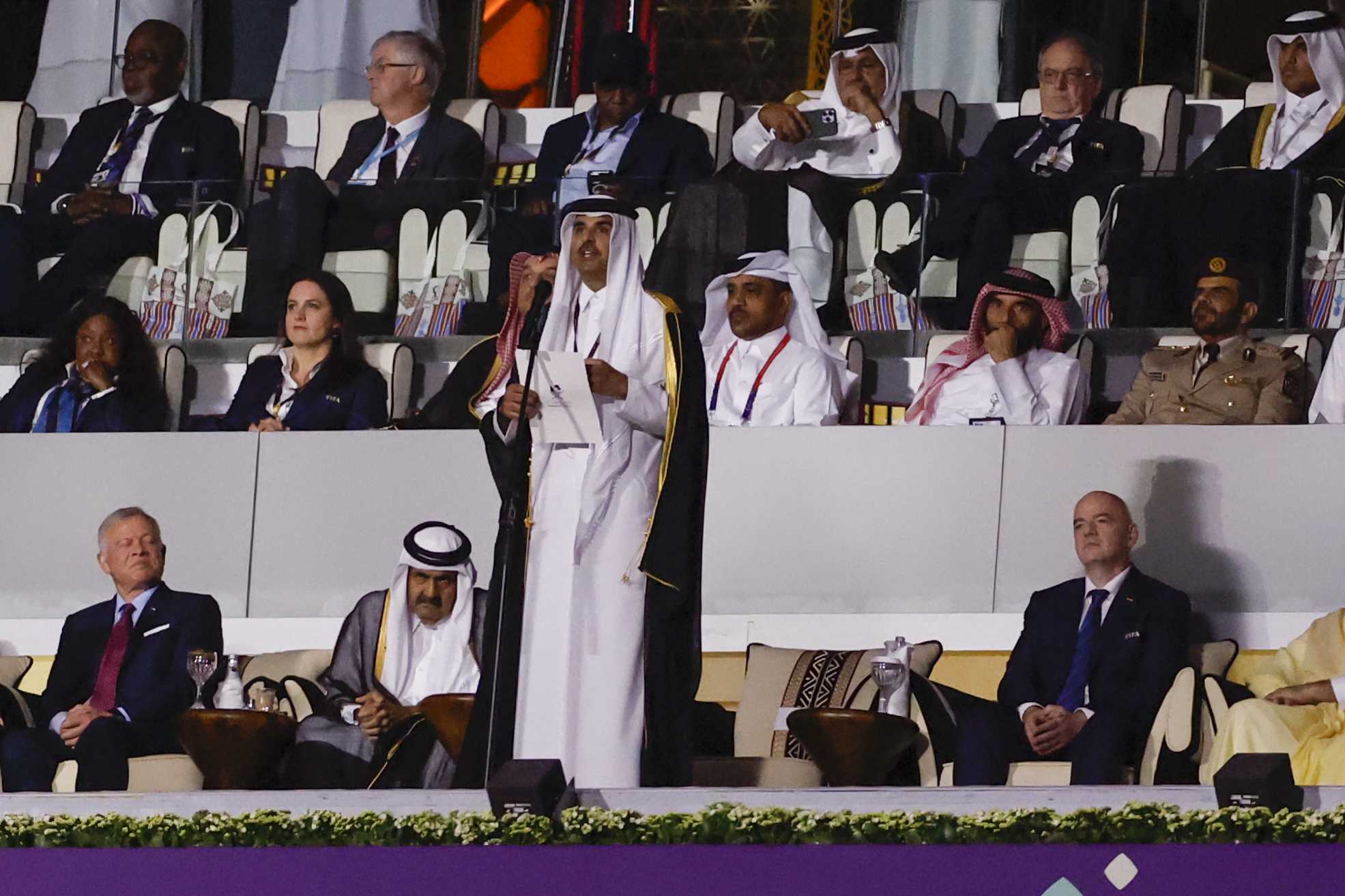 GR7031. AL KHOR (CATAR), 20/11/2022.- El emir de Catar Tamim bin Al Thani (c) habla junto al presidente de la FIFA Gianni Infantino (d) en la inauguración del Mundial de Fútbol Qatar 2022 hoy, en el estadio Al Bait en Al Khor (Catar). El mundial se realiza del 20 de noviembre al 18 de diciembre de 2022. EFE/ Alberto Estevez