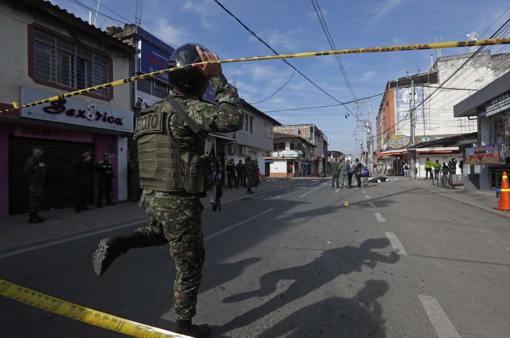 COL504. BOGOTÁ. (COLOMBIA), 20/05/2024.- Soldados del Ejército de Colombia custodian el lugar donde explotó un artefacto este lunes en Jamundí (Colombia). Al menos cinco personas resultaron heridas este lunes en un atentado perpetrado en Jamundí, en el departamento colombiano del Valle del Cauca (suroeste), mientras que los habitantes de la localidad de Morales, en el vecino departamento del Cauca, denunciaron un hostigamiento de presuntos disidentes de las FARC. EFE/Ernesto Guzmán