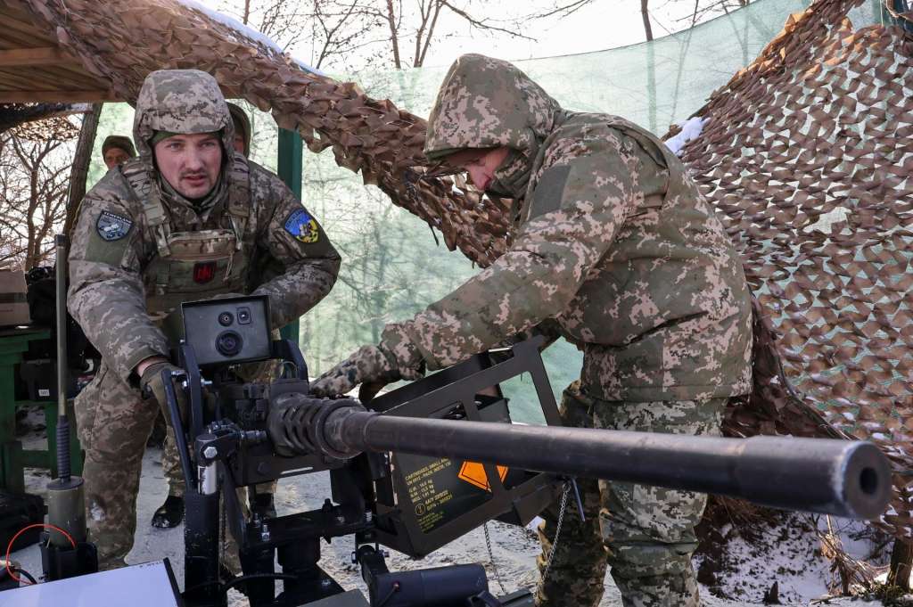 ZAPORIZHZHIA (Ukraine), 26/01/2026.- A handout photo made available by the press service of the 65th Separate Mechanized Brigade of the Ukrainian Armed Forces shows Ukrainian servicemen testing a combat ground drone armed with a 12.7mm Browning M2 machine gun, during their training in the Zaporizhzhia region, Ukraine, 26 January 2026, amid the ongoing Russian invasion. Russian troops entered Ukrainian territory on 24 February 2022, starting a conflict that has provoked destruction and a humanitarian crisis. (Rusia, Ucrania) EFE/EPA/Press service of the 65th Mechanized Brigade HANDOUT HANDOUT HANDOUT EDITORIAL USE ONLY/NO SALES