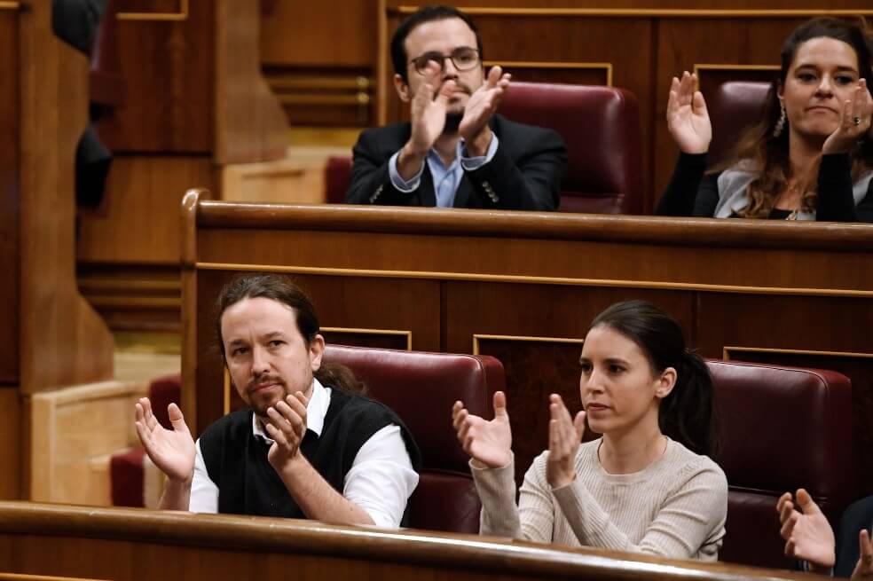 Pablo Iglesias, líder del partido español Podemos, junto a Irene Montero, primera funcionaria española contagiada de coronavirus. / AFP
