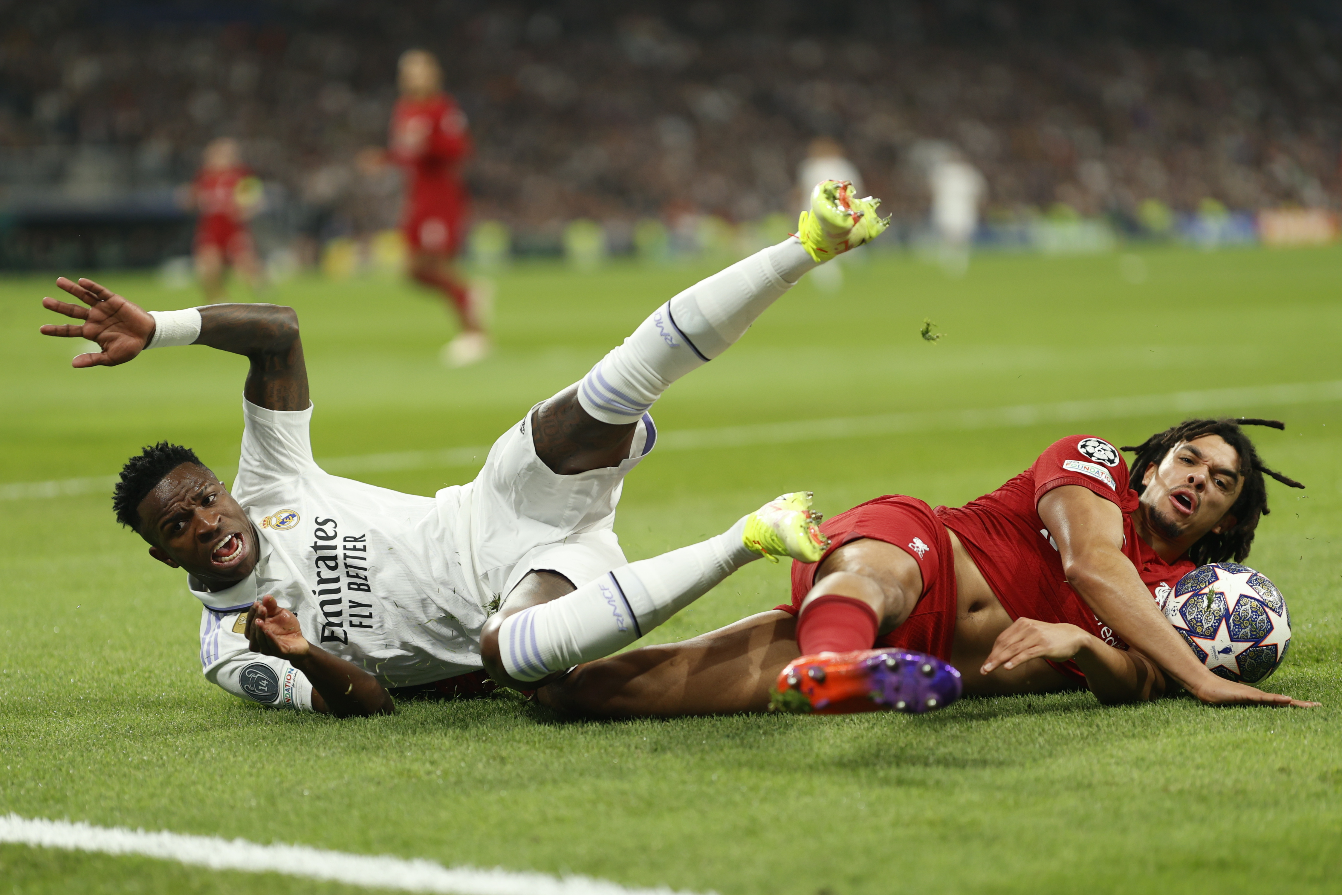 MADRID, 15/03/2023.- El delantero brasileño del Real Madrid Vinícius Jr (i) se va al suelo durante una jugada con el defensa inglés del Liverpool Trent Alexander-Arnold (d) durante el partido de vuelta de los octavos de final de la Liga de Campeones que Real Madrid y Liverpool disputan este miércoles en el estadio Santiago Bernabéu, en Madrid. EFE/ Rodrigo Jimenez