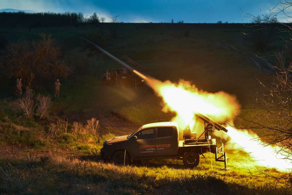 ZAPORIZHZHIA (Ukraine), 09/04/2025.- A handout picture made available by Ukraine’s 65th Mechanised Brigade's press service shows Ukrainian servicemen firing a rocket launcher in the Zaporizhzhia region, Ukraine, 08 April 2025, amid the ongoing Russian invasion (issued 09 April 2025). (Rusia, Ucrania) EFE/EPA/Press service of the 65th Mechanized Brigade HANDOUT HANDOUT EDITORIAL USE ONLY/NO SALES