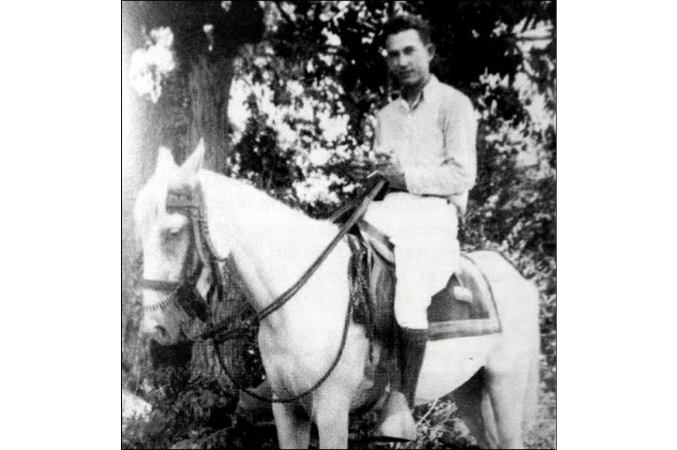 Tobías Pumarejo montado en su caballo Papelito.