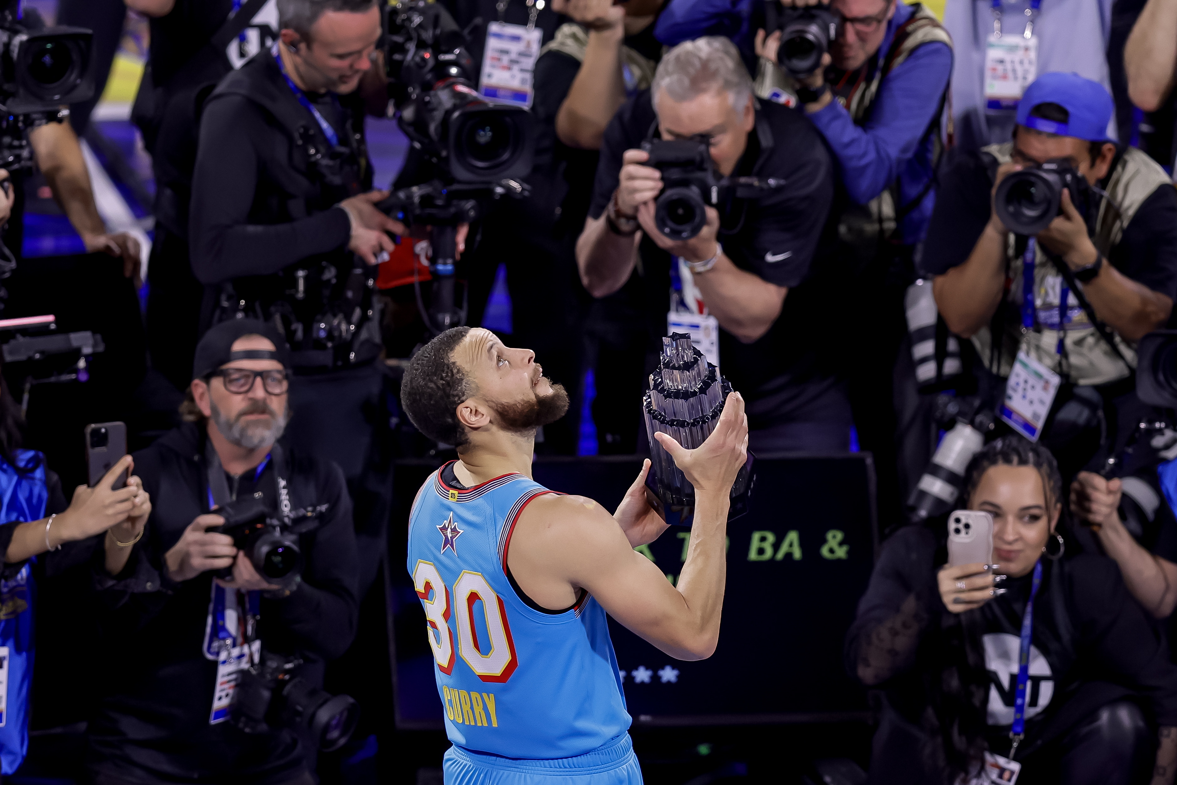 SAN FRANCISCO (United States), 17/02/2025.- Shaq's OGs Stephen Curry holds the Kobe Bryant Most Valuable Player trophy after helping defeat Chuck's Global Stars in the championship game of the NBA All-Star Game in San Francisco, California, USA, 16 February 2025. EFE/EPA/JOHN G. MABANGLO SHUTTERSTOCK OUT