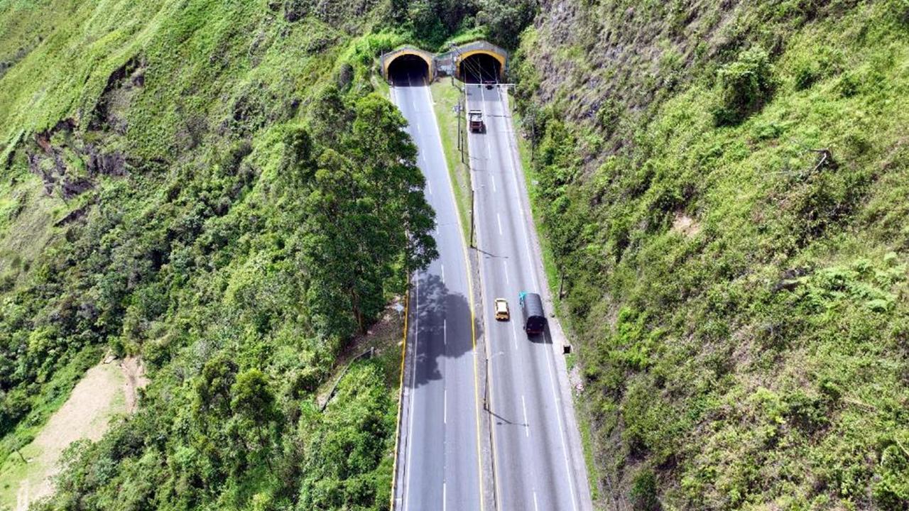 Corredor Devimed, que muestra dos carreteras, ambas con doble carril, rodeadas de un espeso bosque.