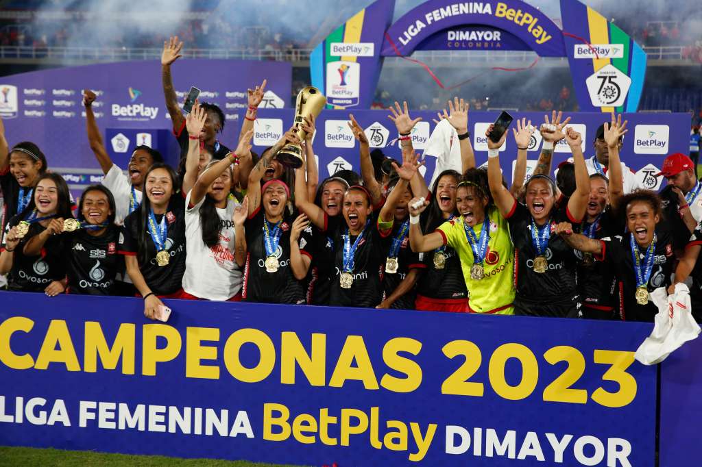 AMDEP5873. CALI (COLOMBIA), 30/06/2023.- Jugadoras de Santa Fe celebran al ganar la final de la Liga Profesional femenina ante el América en el estadio Pascual Guerrero en Cali (Colombia). EFE/ Ernesto Guzmán Jr.