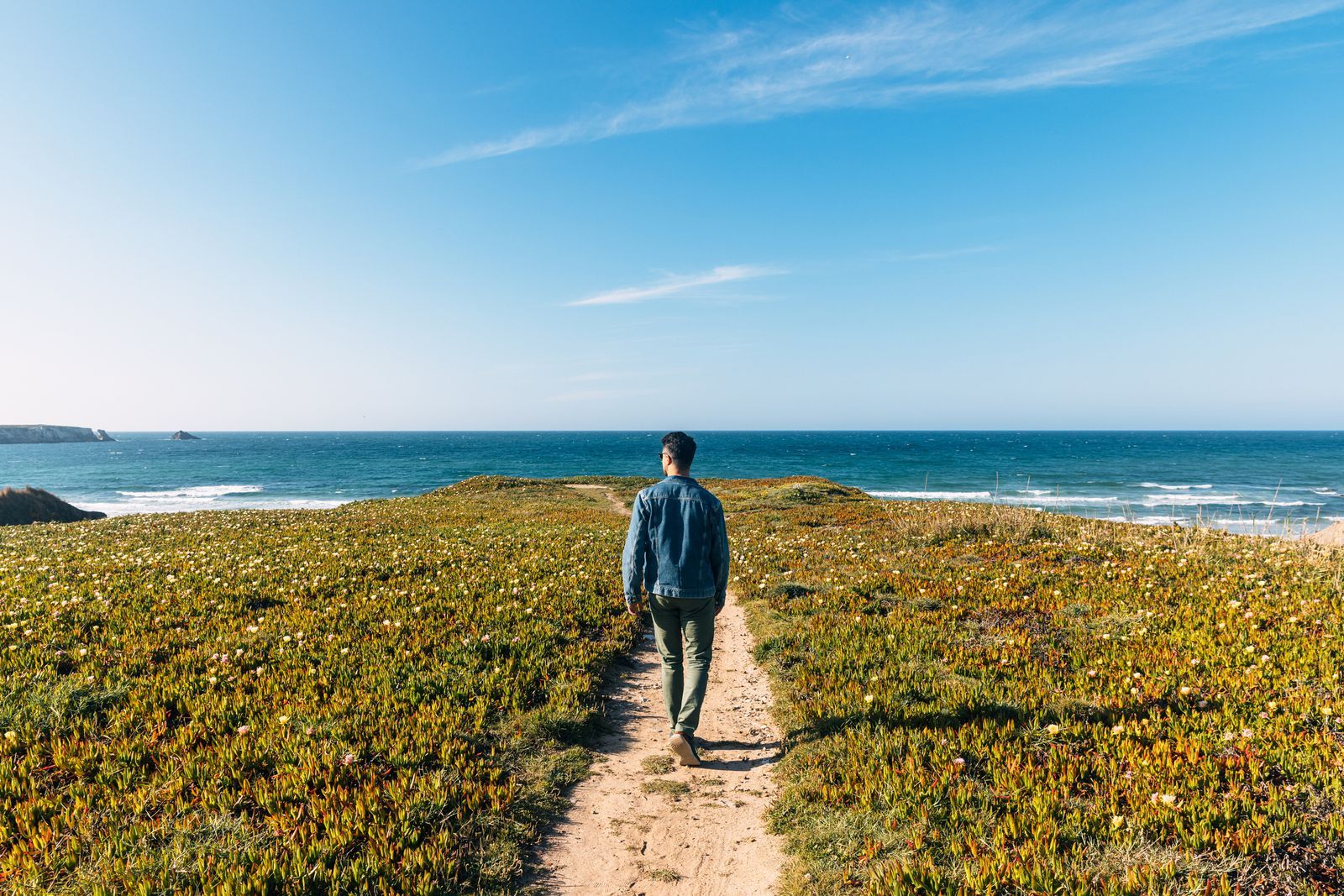 En un tiempo donde lo complejo y lo rápido parecen ser sinónimo de progreso, caminar en silencio nos recuerda el valor de lo simple. Esta práctica milenaria, despojada de tecnología o artificios, es una forma de regresar a lo básico: escuchar nuestro cuerpo, observar nuestro entorno, darnos una pausa del ruido constante.